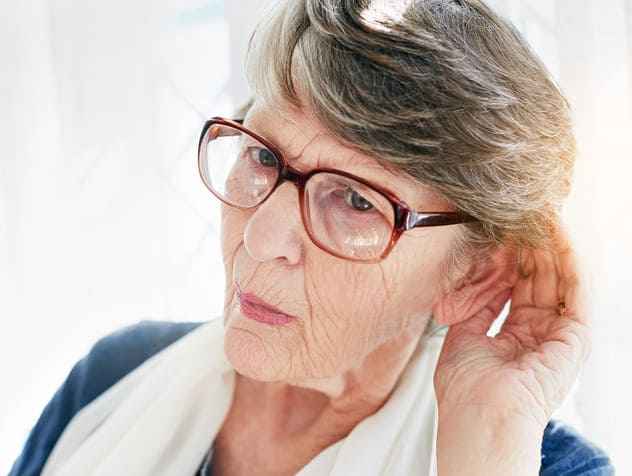 Persona intentando oir